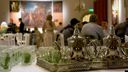 Verschillende culturen aan tafel tijdens iftar in Markiezenhof