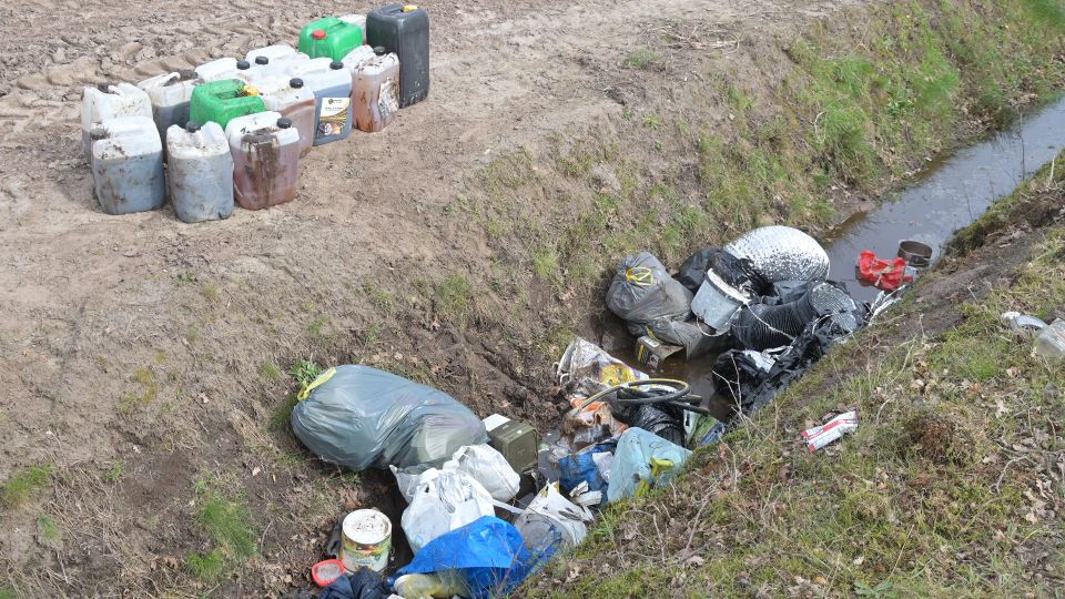 Jerrycans en vaten met onbekende stoffen gevonden in Wernhout