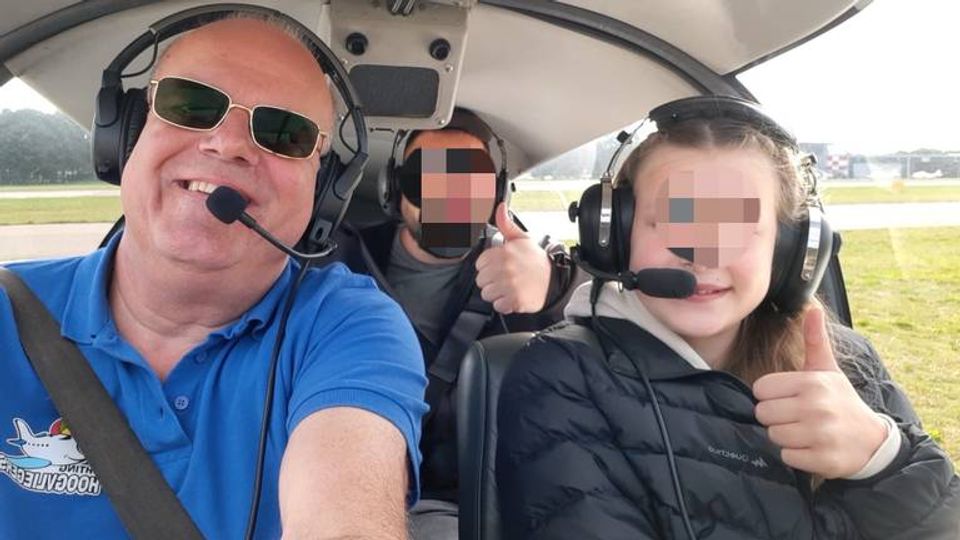 Jean-Paul Sablerolle met een van zijn hoogvliegers (vanwege privacy zijn gezichten onherkenbaar gemaakt)