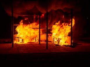 Tegen een donkere nachtlucht vernielen rood-oranje vlammen het klimrek op de Jongerenontmoetingsplek in Roosendaal