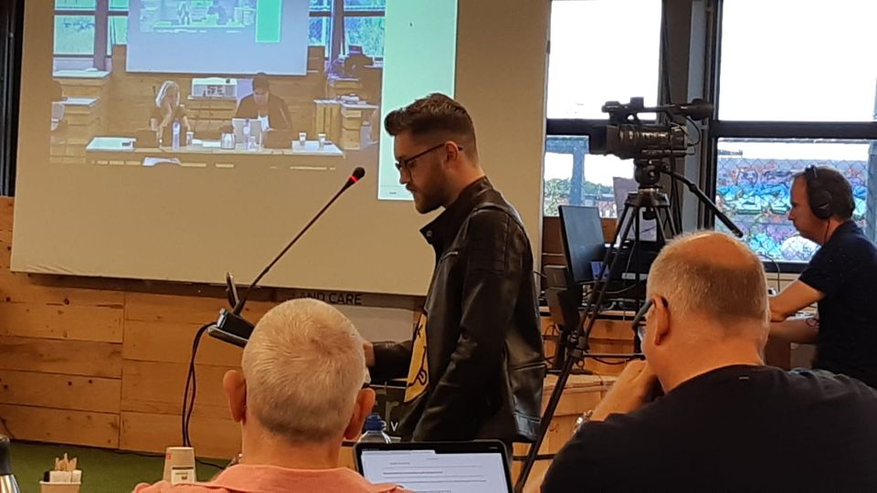 Bram Maas op de spreekwoordelijke zeepkist tijdens de inspraakavond van de gemeenteraad op 9 september 2022