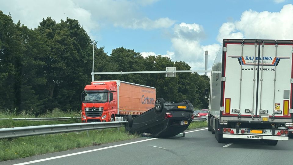 ongeluk 112 politie ambulance a17 snelweg auto vrachtwagen file
