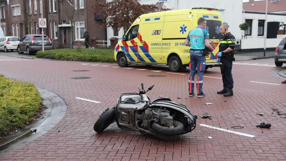 nieuws brabant roosendaal 112 politie ambulance ongeluk botsing wouwseweg