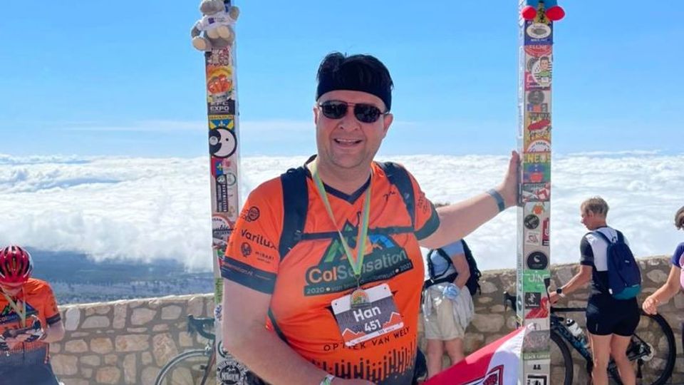 Buremeester Han van Midden op de top van de Mont Ventoux