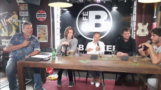 Samensteller/gastheer Henk den Ridder (links) met enkele gasten van zijn talkshow. Foto YouTube