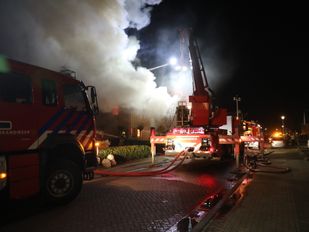 Grote uitslaande brand verwoest woning in Achtmaal