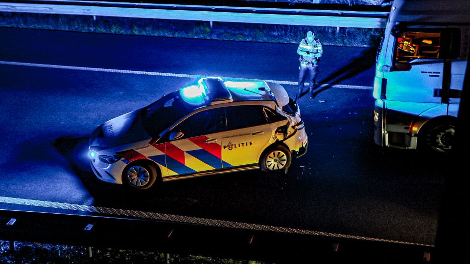 Vrachtwagen botst op politiewagen