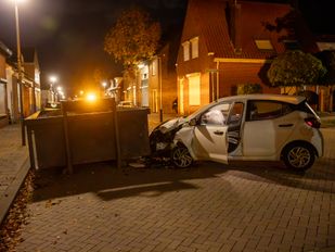 Automobilist gewond na botsing tegen grote afvalcontainer