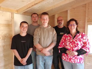 Tiny house op schoolplein De Wissel: leerlingen bouwen aan techniek én samenwerking