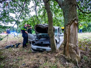 Forse schade en gewonde nadat auto van de weg raakt