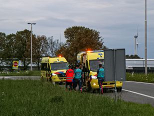Traumahelikopter landt langs snelweg voor medische noodsituatie