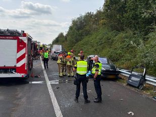 Snelweg afgesloten na zwaar ongeluk met vijf auto&#8217;s tussen Tholen en Bergen op Zoom