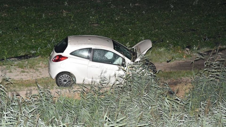 Auto belandt in akker na ongeval bij Stavenisse
