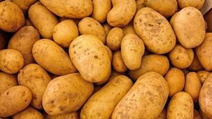 Closeup van stapel aardappelen