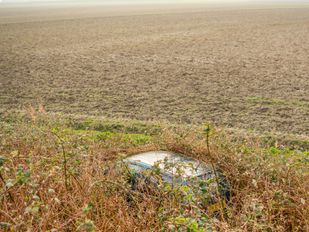 Auto vliegt van de dijk op de Rubeerdijk bij Lepelstraat