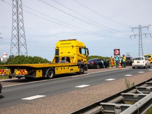 Vier auto&#8217;s botsen op A17 bij Stampersgat, rijstrook dicht