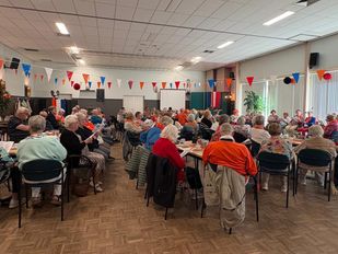 Grote zaal van de Niervaert kleurt oranje vanwege Koninginnedag