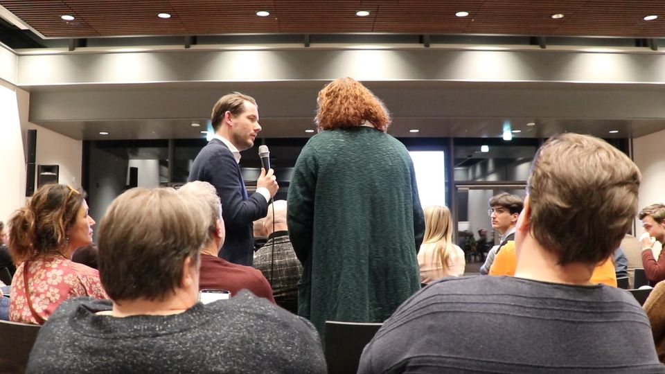 Presentator Nick Schoemaker interviewt een van de deelnemers. Foto: Paul Joachems