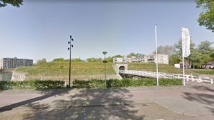 Deel vestingwerk Het Ravelijn en de loopbrug er naar toe, gezien vanaf de straat