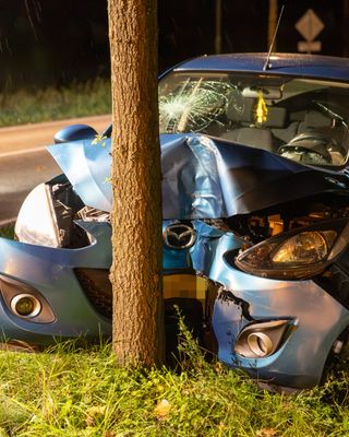 Automobiliste raakt van de weg in Klundert en botst tegen boom