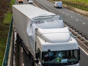 Vrachtwagen zwaar beschadigd na aanrijding met viaduct