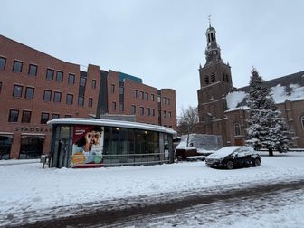 Het Raadhuisplein in Etten-Leur ligt onder de sneeuw.