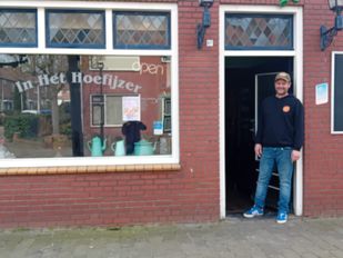 Bij café In het Hoefijzer is iedereen welkom: van dweilband tot jamsessie, als er maar plezier is
