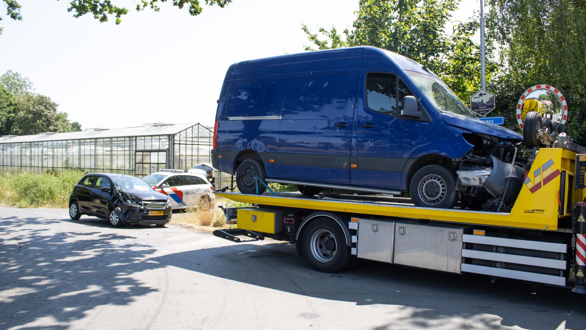 Flinke Schade Na Botsing Tussen Automobilist En Pakketbezorger