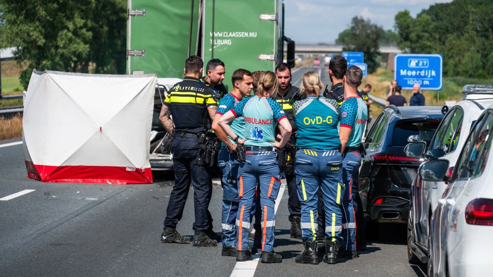 Ernstig ongeval A17, bestelbusje botst op vrachtwagen