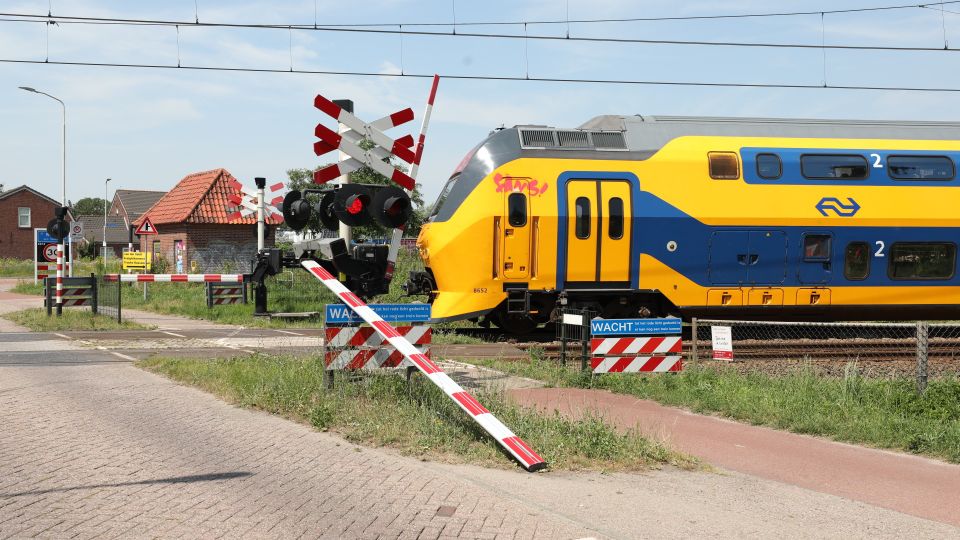 Slagboom kapotgereden op spoorwegovergang in Wouw