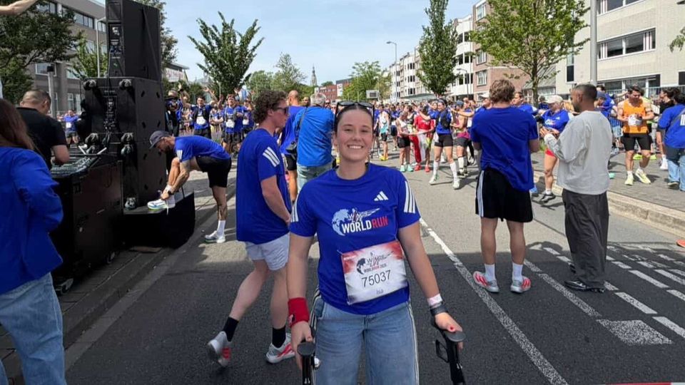 Ondanks haar dwarslaesie loopt Isa 800 meter tijdens de Wings for Life World Run in Breda.
