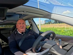 Pieter hoeft zijn stuur en gaspedaal niet te gebruiken tijdens het rijden.