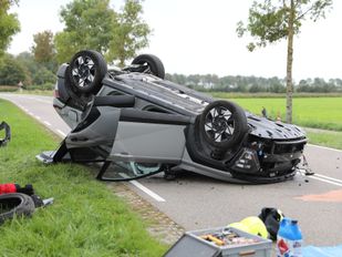 Bestuurder gewond na botsing tegen boom op Postweg in Tholen