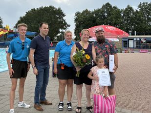 Bobbi (6) is de 50.000ste bezoeker van buitenbad de Meermin in Steenbergen