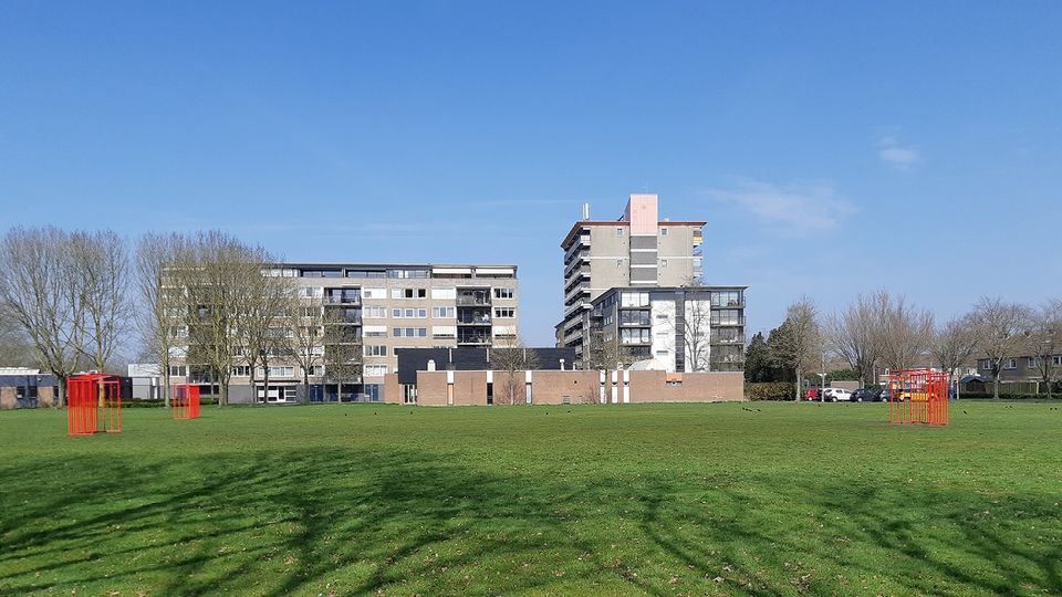 Trapveldje met rode doelen en op de achtergrond voormalige kerk De Goede Herder en de wijk Langdonk in Roosendaal