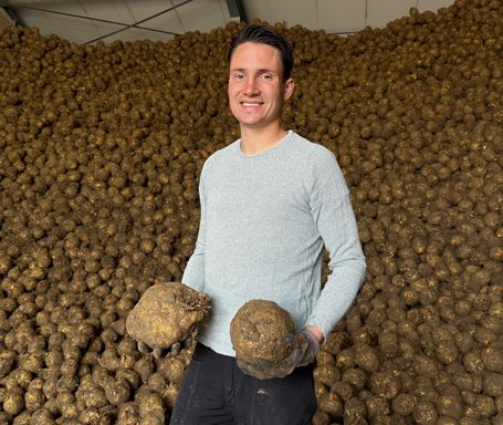 Boer Reinier Stoutjesdijk en zijn berg aan knolselderij.