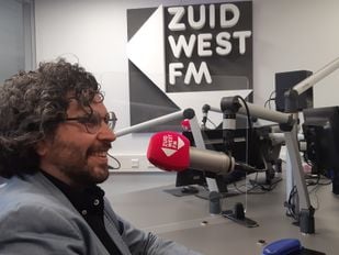 Arwen van Gestel van de VLP in de studio van het Fractiehuis op ZuidWest FM