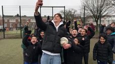 Met behulp van TikTok krijgt Pascal Ploeg jongeren aan het voetballen
