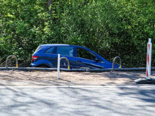 Auto van de weg op A4 bij Bergen op Zoom