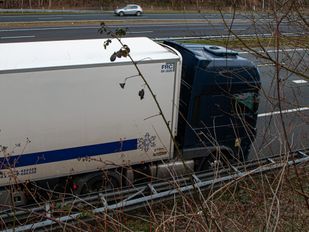 Auto en vrachtwagen botsen op de A4 bij Bergen op Zoom