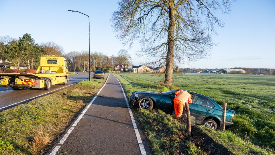 Auto klapt op hek langs Rijsbergseweg in Etten-Leur