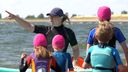 Zwemjuf Linda leert kinderen veilig zwemmen in de zee