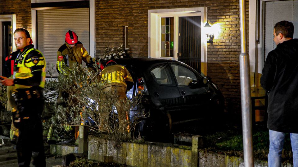 Auto komt tot stilstand tegen woonhuis. (foto: 112 Markiezaten)