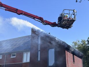Brand op dak met zonnepanelen in Etten-Leur