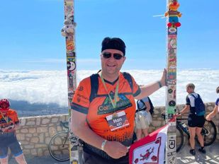 Buremeester Han van Midden op de top van de Mont Ventoux