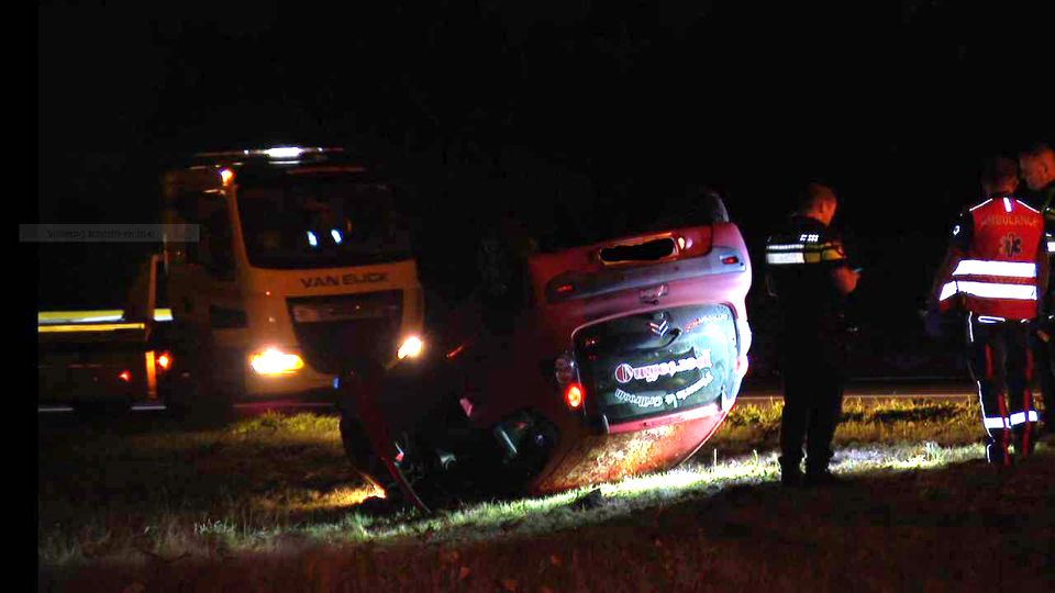 Pizzabezorger slaat over de kop op afrit A58 bij Sint Willebrord
