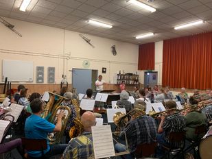 Muzikanten van het Groot Puts Orkest repeteren samen