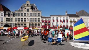 Deelnemende clubs en instellingen presenteren zichzelf tijdens Bergen op Zicht op de Markt in Bergen op Zoom