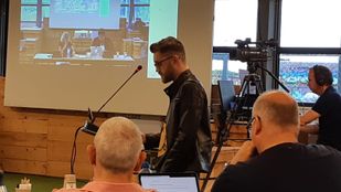 Bram Maas op de spreekwoordelijke zeepkist tijdens de inspraakavond van de gemeenteraad op 9 september 2022