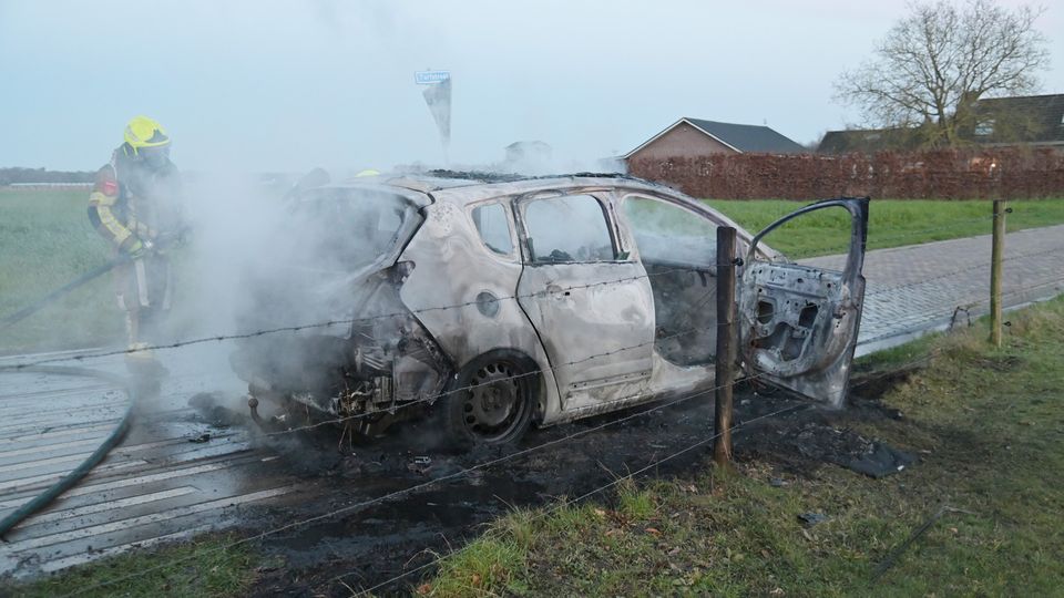 Auto brand volledig uit in Etten-Leur, bestuurder ongedeerd